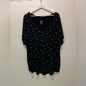 2/$20 - 5X - Black, White & Red Patterned Fancy Tee / Top